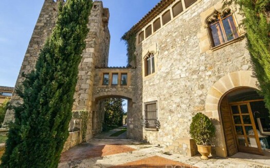 top-3-casa-casa-en-venta-en-cataluña-masia-amurallada-1